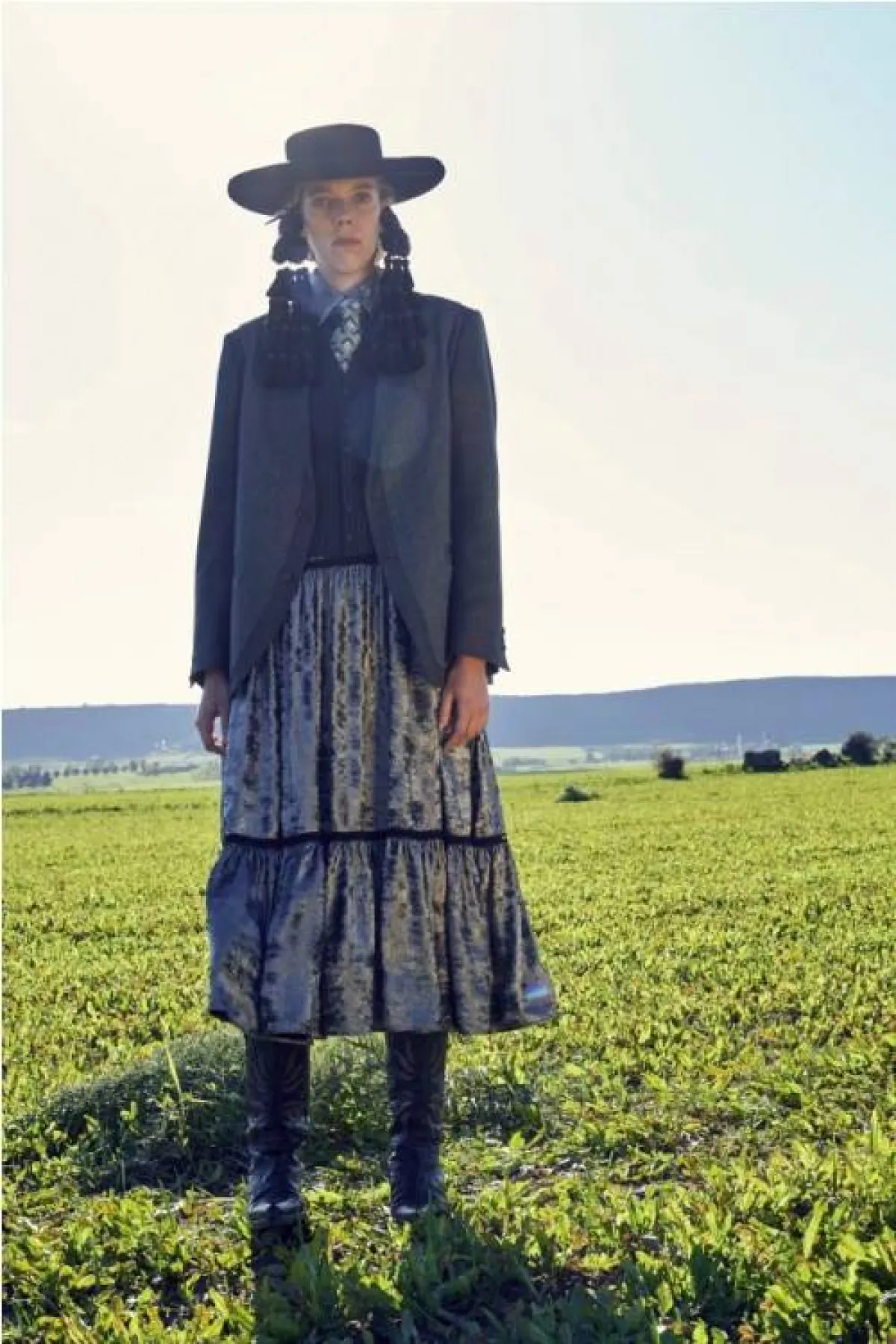 سترة سوداء مع تنورة بلون مميّز من أنطونيو ماراس  Antonio Marras