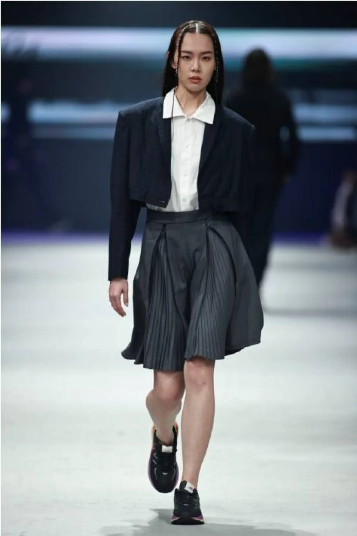 سترة سوداء مع تنورة بليسيه قصيرة من أللنكو  Allenco