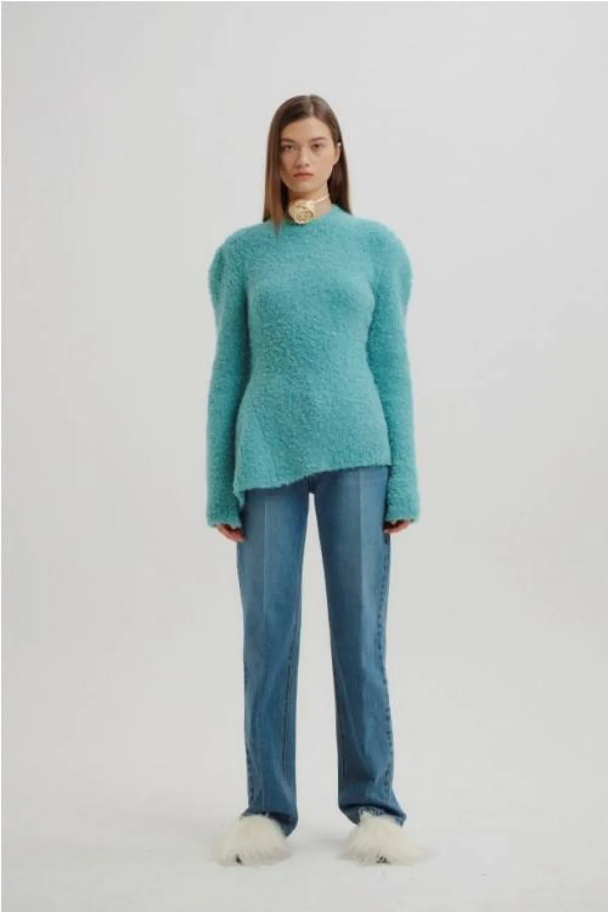 الكنزة باللون الأزرق مع سروال الجينز من إينك  Eenk