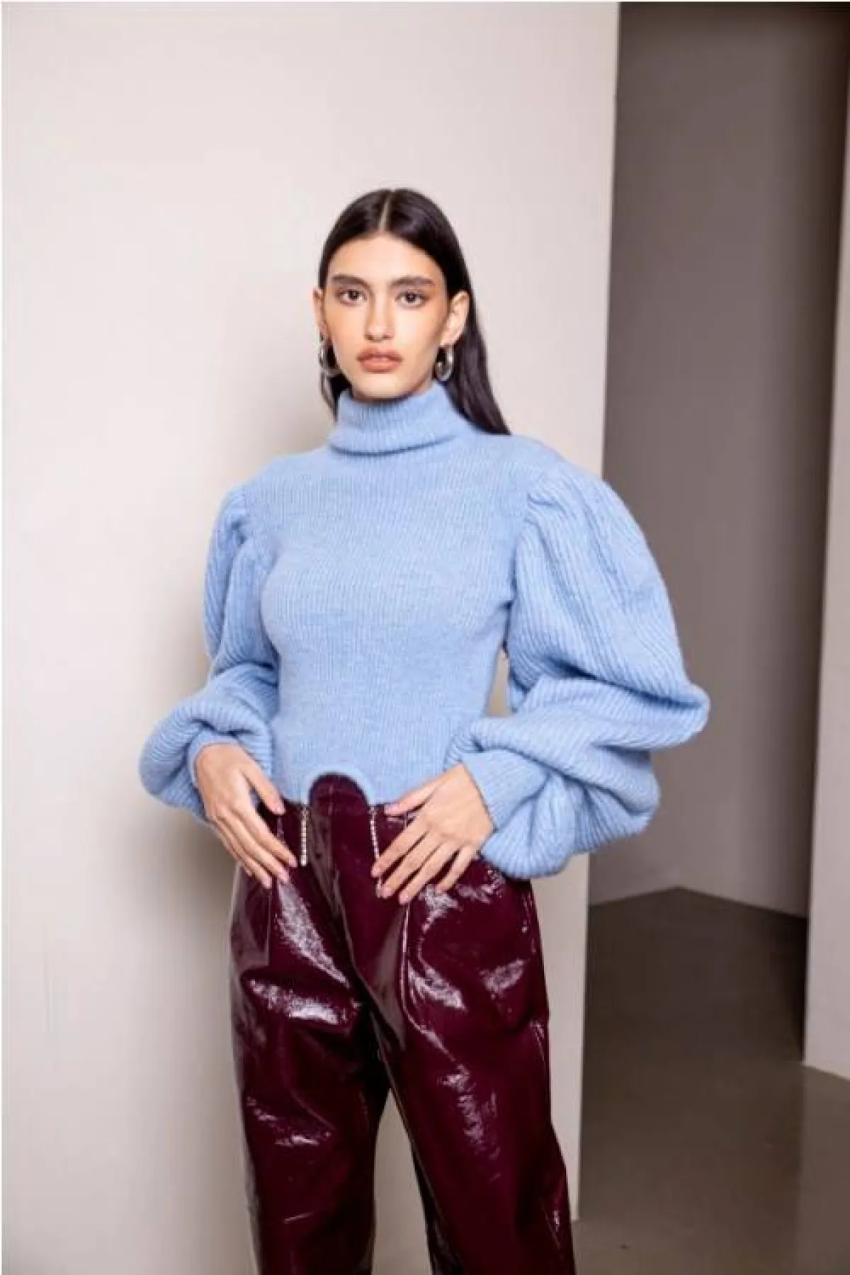 الكنزة باللون الأزرق مع سروال من الجلد من دانام  Daname