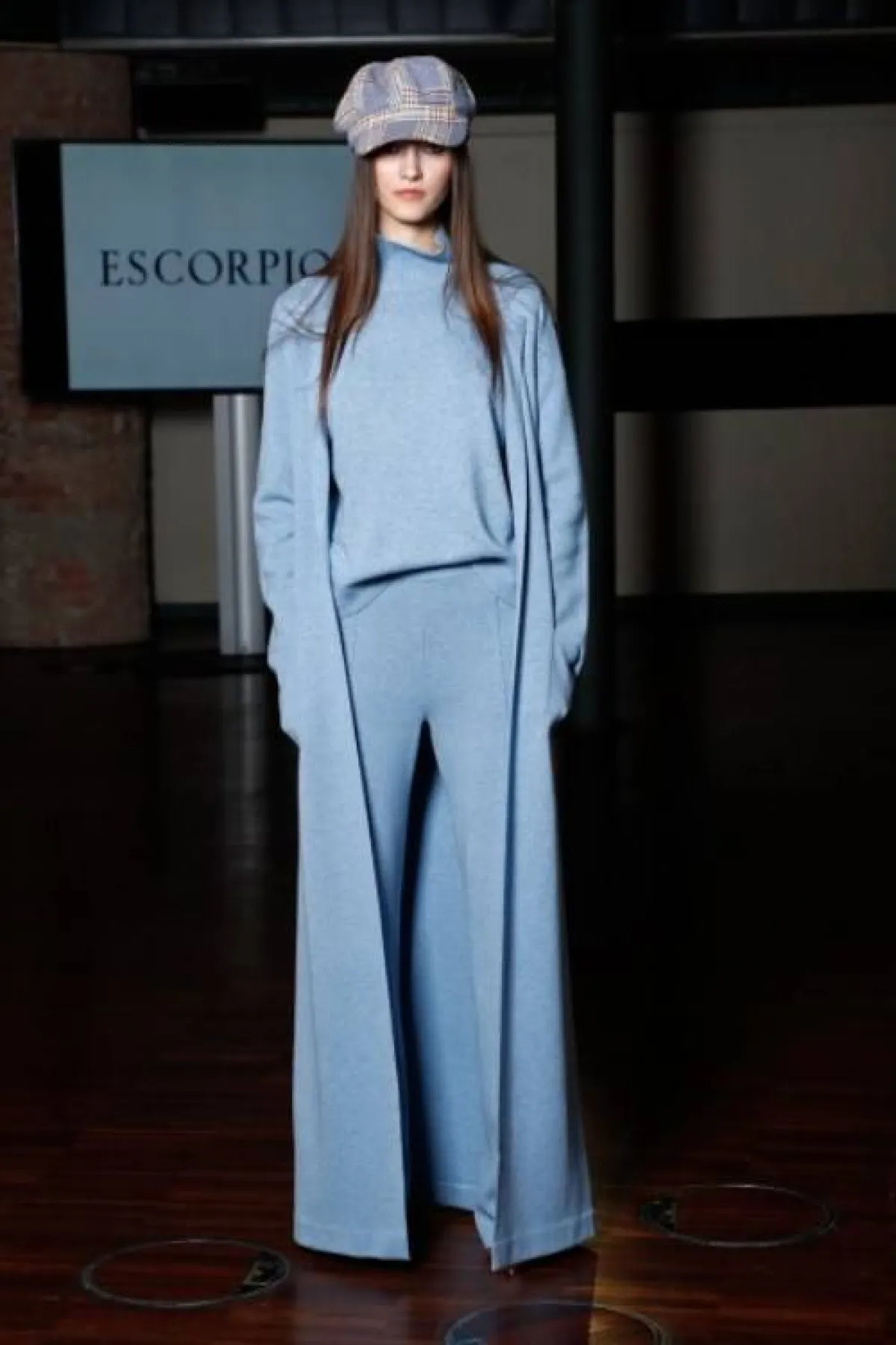 إطلالة مونوكروم باللون الأزرق من إسكوربيون  Escorpion