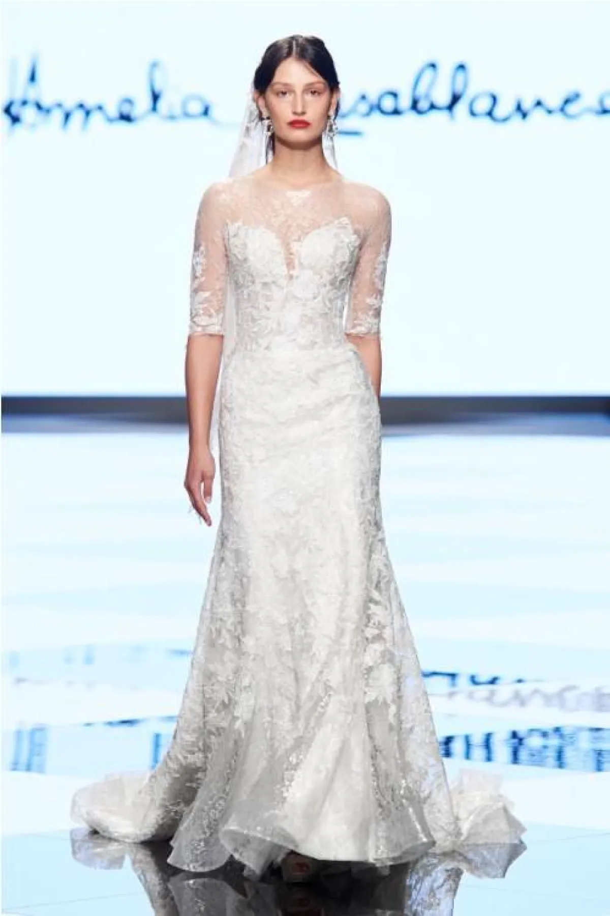 فستان  زفاف بتصميم ناعم من كازابلانكا Casablanca