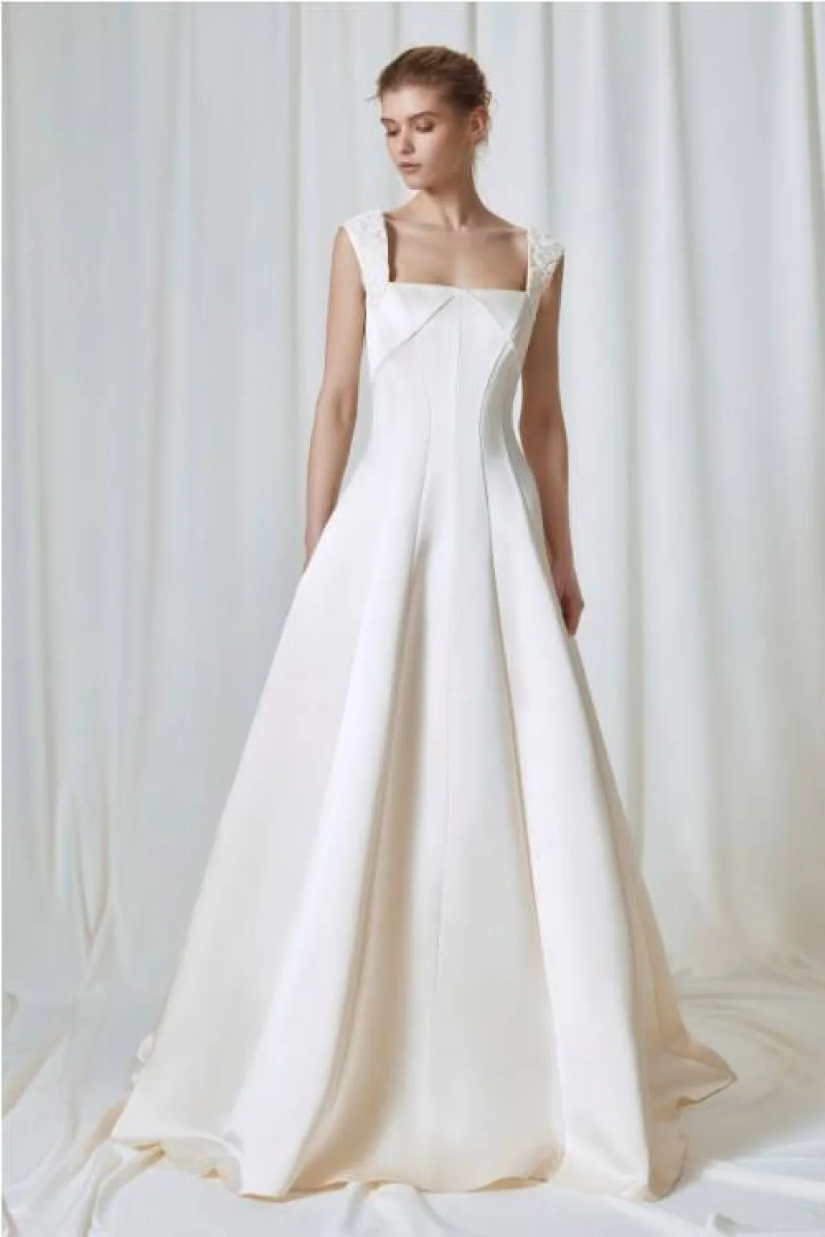 فستان زفاف بتصميم ناعم باللون الأوف وايت من إيديم  Edem