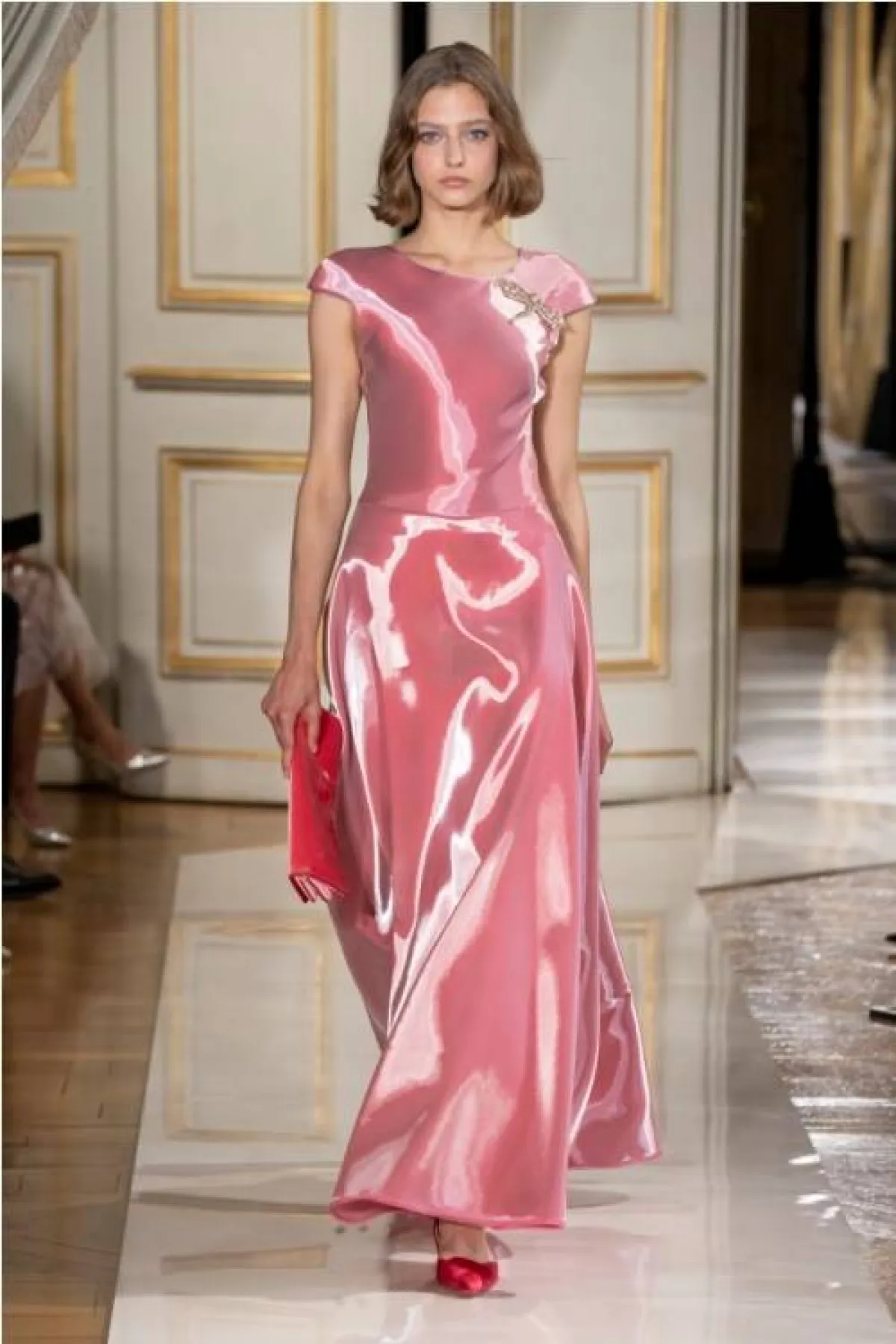 فستان سهرة ناعم من الساتان من أرماني بريفي  Armani  Prive