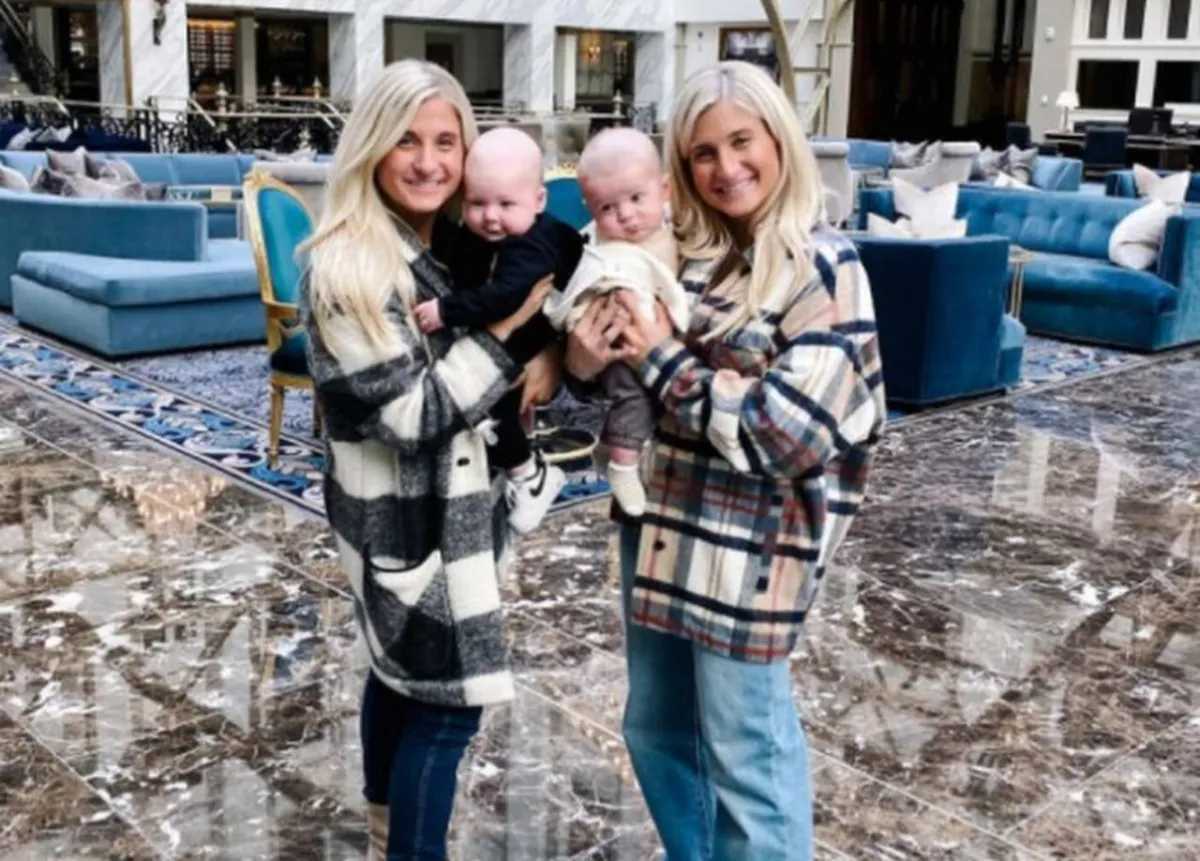 توأم تنجبان طفليهما بفارق ساعتين فقط