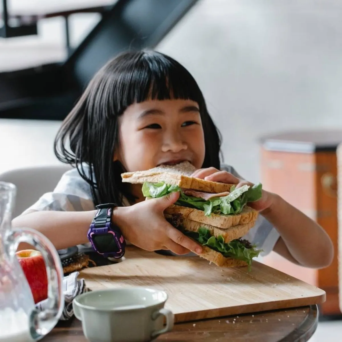 صورة لطفل يأكل بشراهة