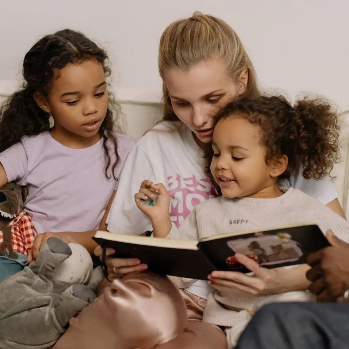 صورة لأم تقرأ لأطفالها