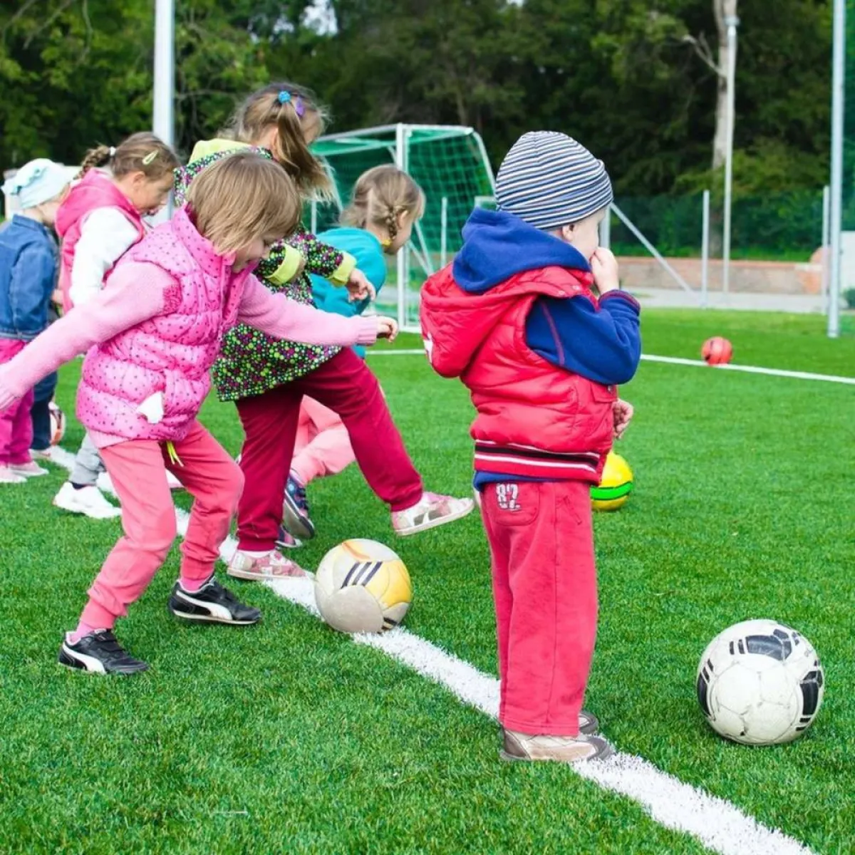 صورة لأطفال يلعبون رياضة