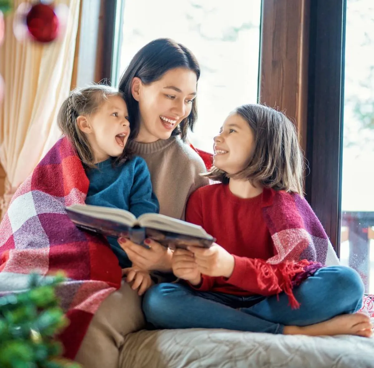 أم تعلّم أطفالها القراءة