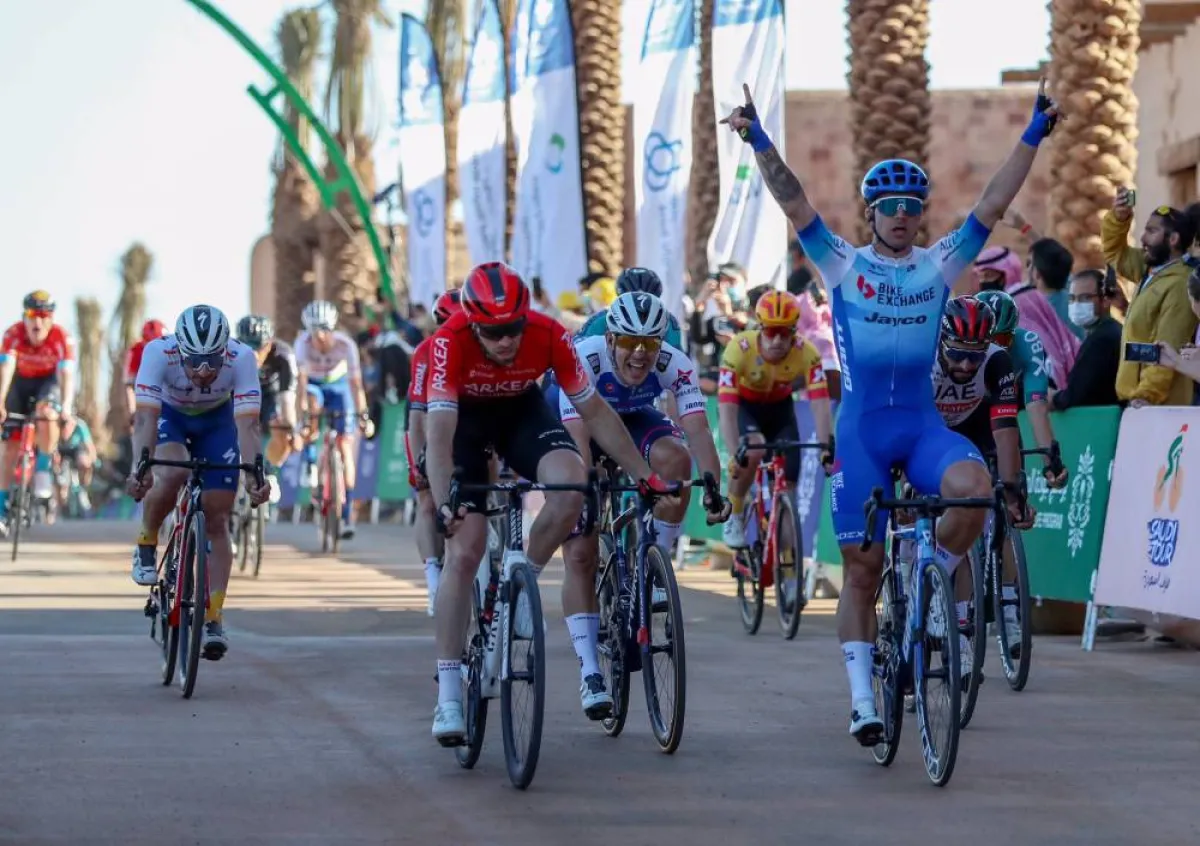 البلجيكي مكسيم فان جيلز يتوج بلقب سباق "طواف السعودية 2022" - الصورة من حساب وزارة الرياضة على تويتر