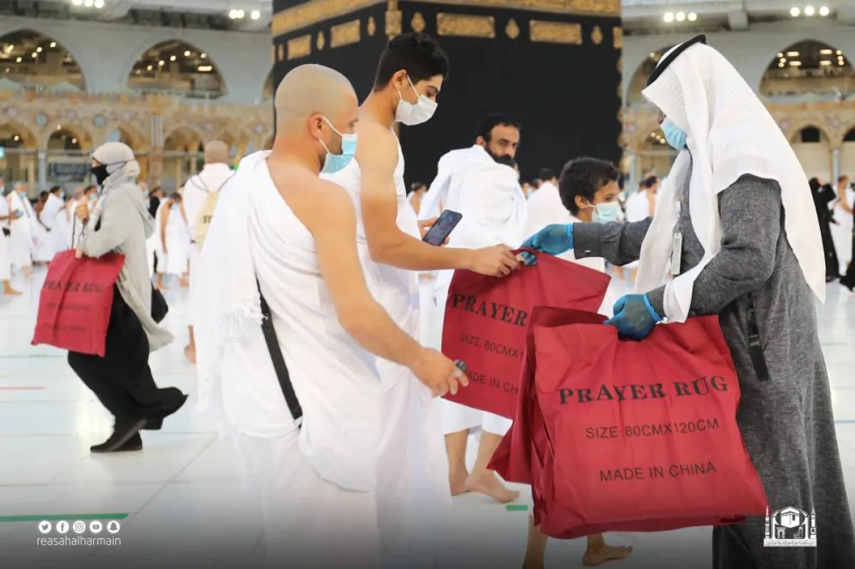 توزيع هدايا على قاصدي المسجد الحرام - الصورة من موقع رئاسة شؤون الحرمين