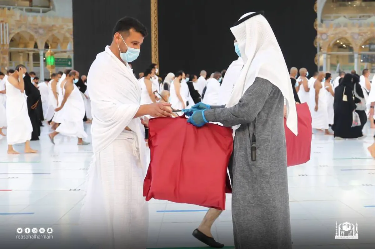 توزيع هدايا على المعتمرين - الصورة من الموقع الرسمي لرئاسة شؤون الحرمين