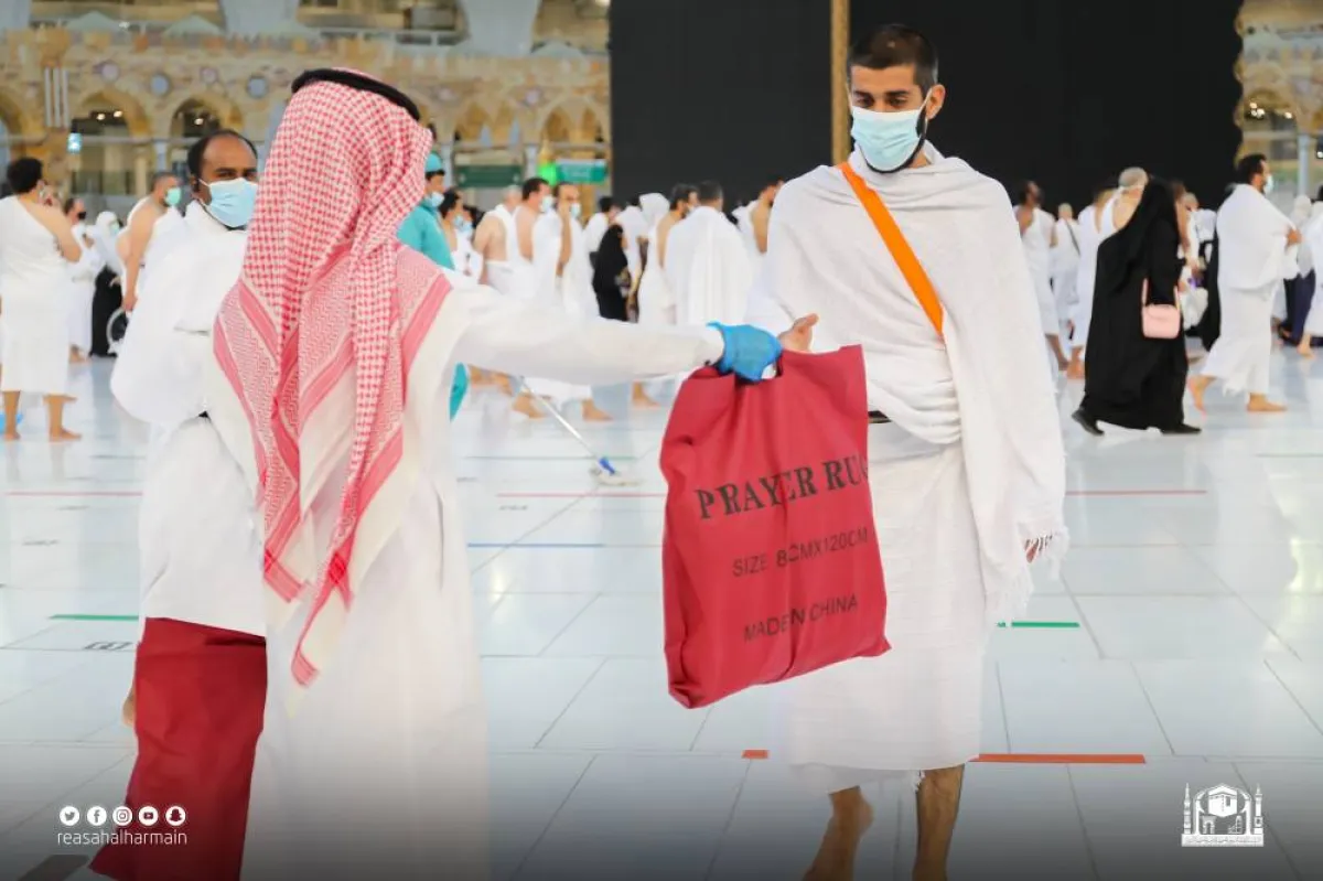 توزيع الهدايا على المعتمرين في صحن المطاف - الصورة من موقع رئاسة شؤون الحرمين