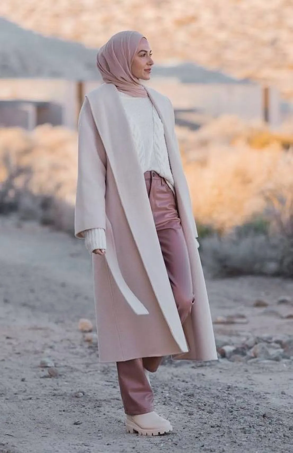 اطلالة انيقة باللون النيود