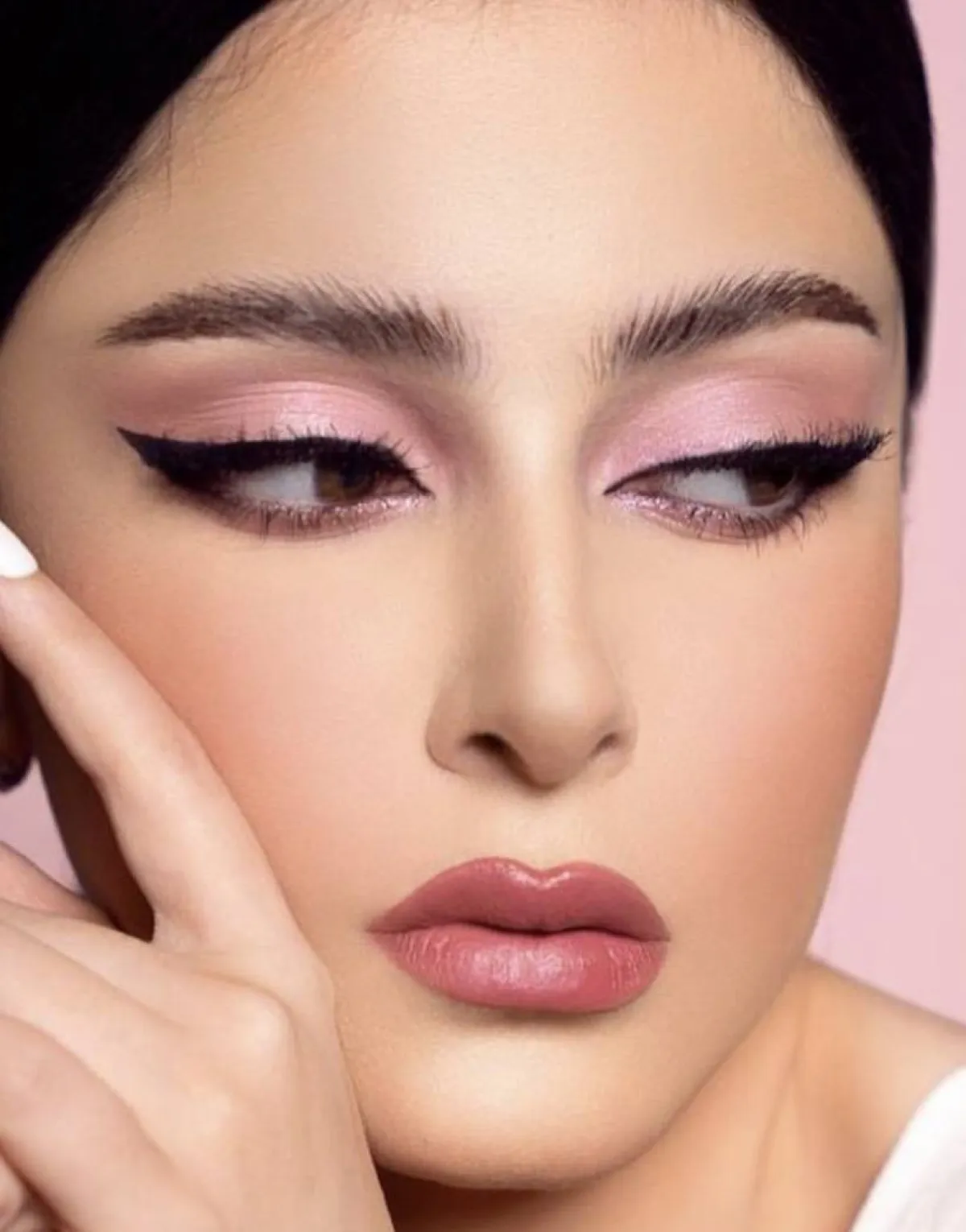 مكياج العينين الزهري