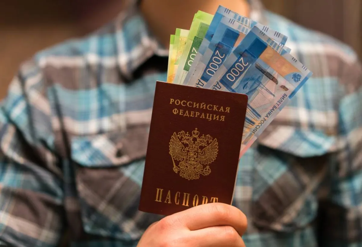 استلام جواز وتذاكر السفر