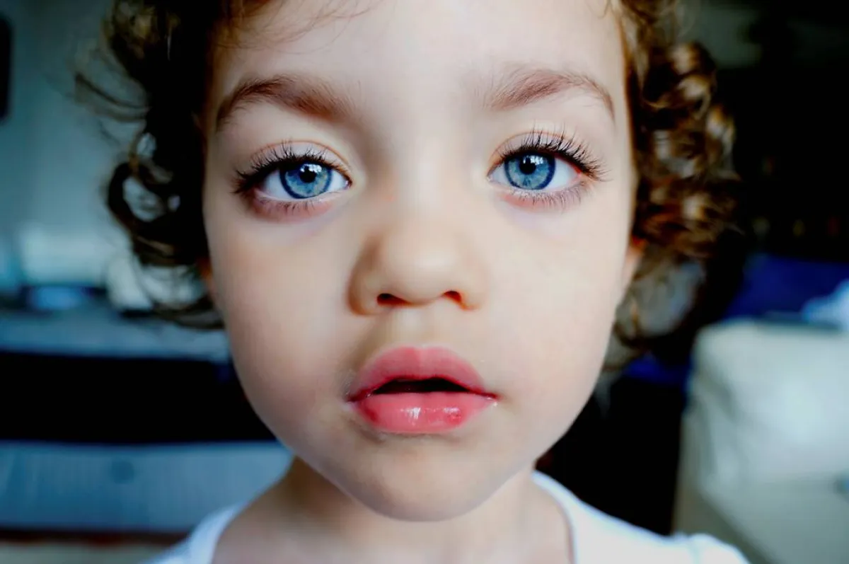 صورة لطفلة بعينين زرقاوين يتبعان الوراثة  الممتدة من الأجداد