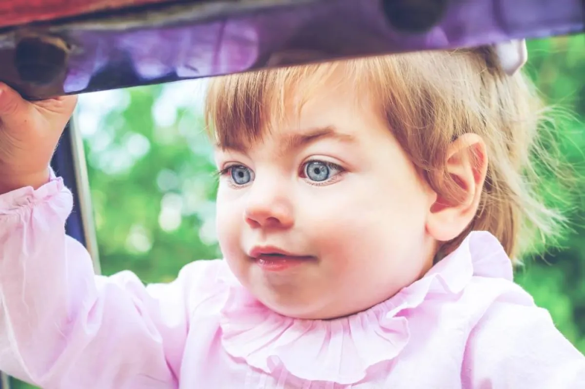 صورة لعيني طفل من العيون ذات الألوان المتنحية