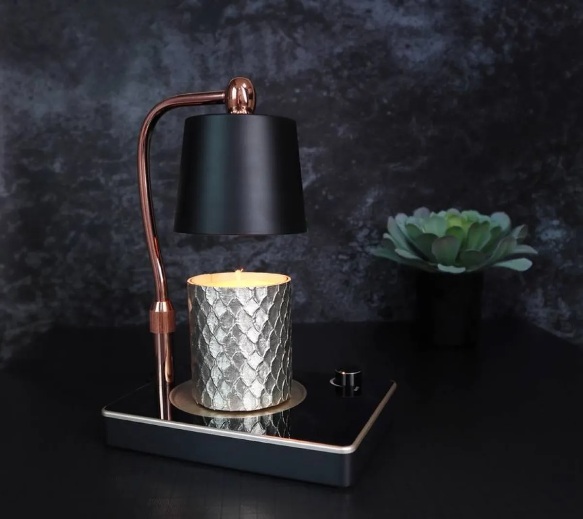 الشمع المعطّر يقوم بدور رئيس في غرفة النوم الرئيسية 