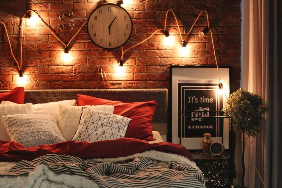 الإضاءة الدافئة تشيع جوًّا رومانسيًّا في غرفة النوم