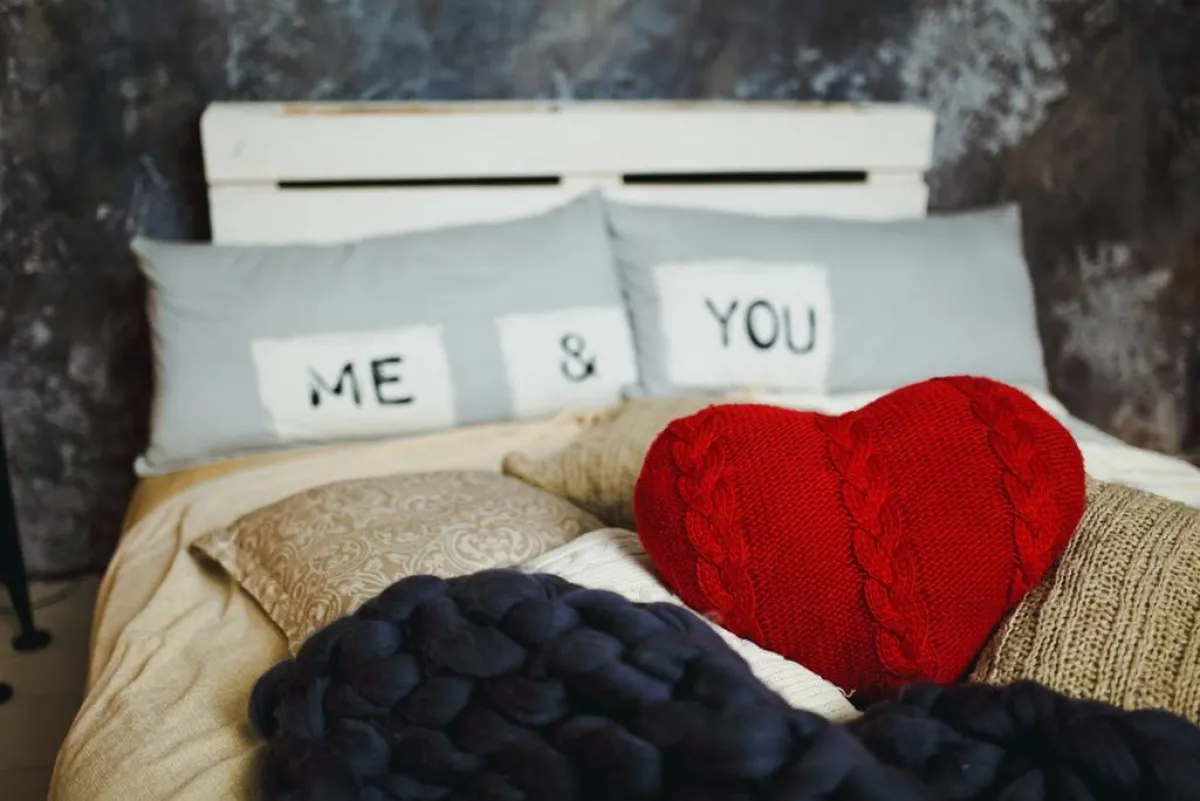 أغطية السرير والوسائد تستبدل بأخرى دالة إلى مناسبة يوم الحبّ