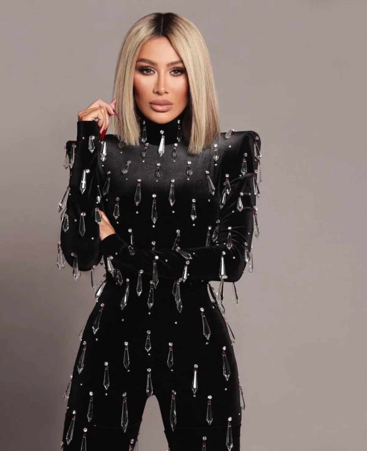 مايا دياب بجمبسوت مخملي باللون الأسود مُطرز بالكريستال