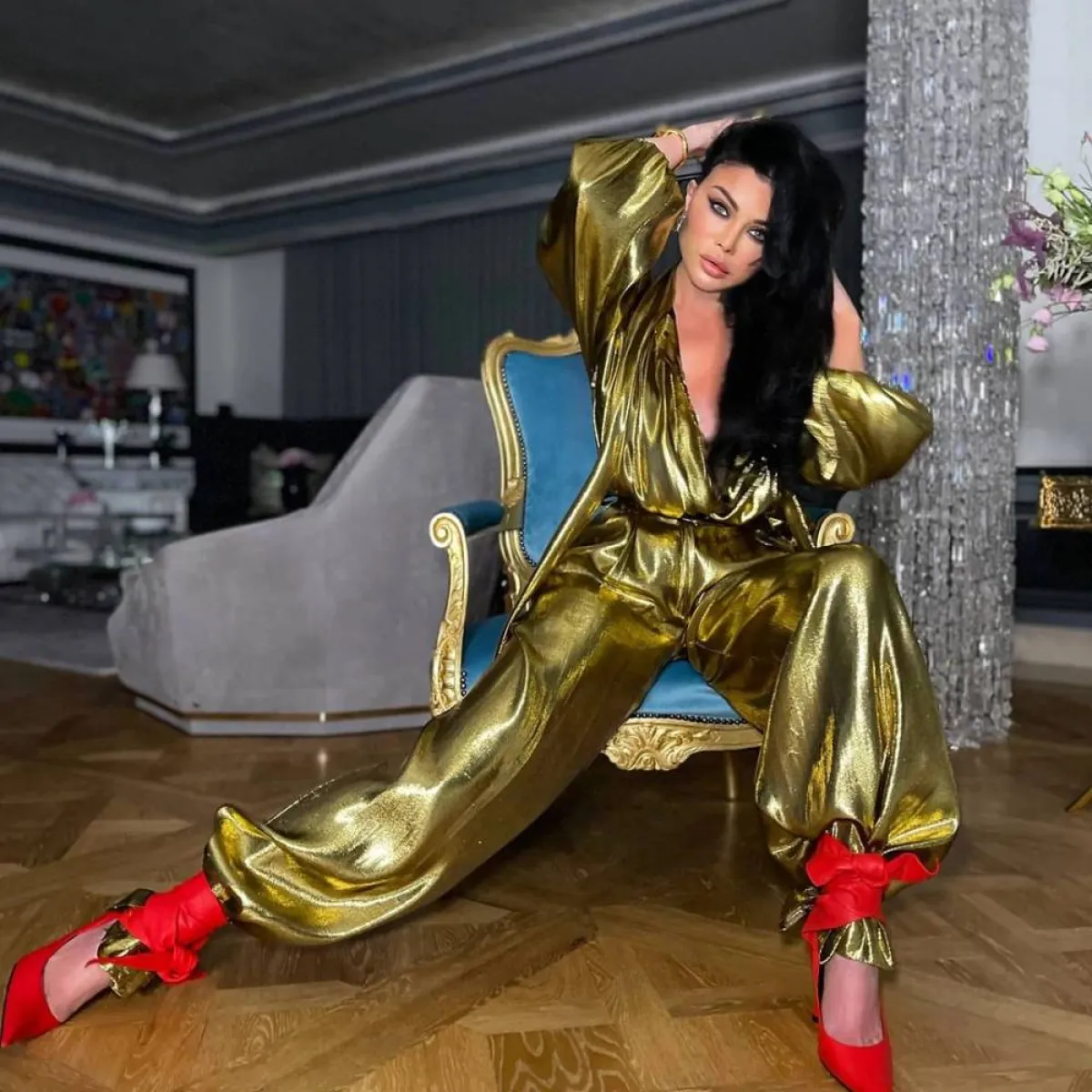 هيفاء وهبي بجمبسوت ميتاليك وحذاء باللون الأحمر