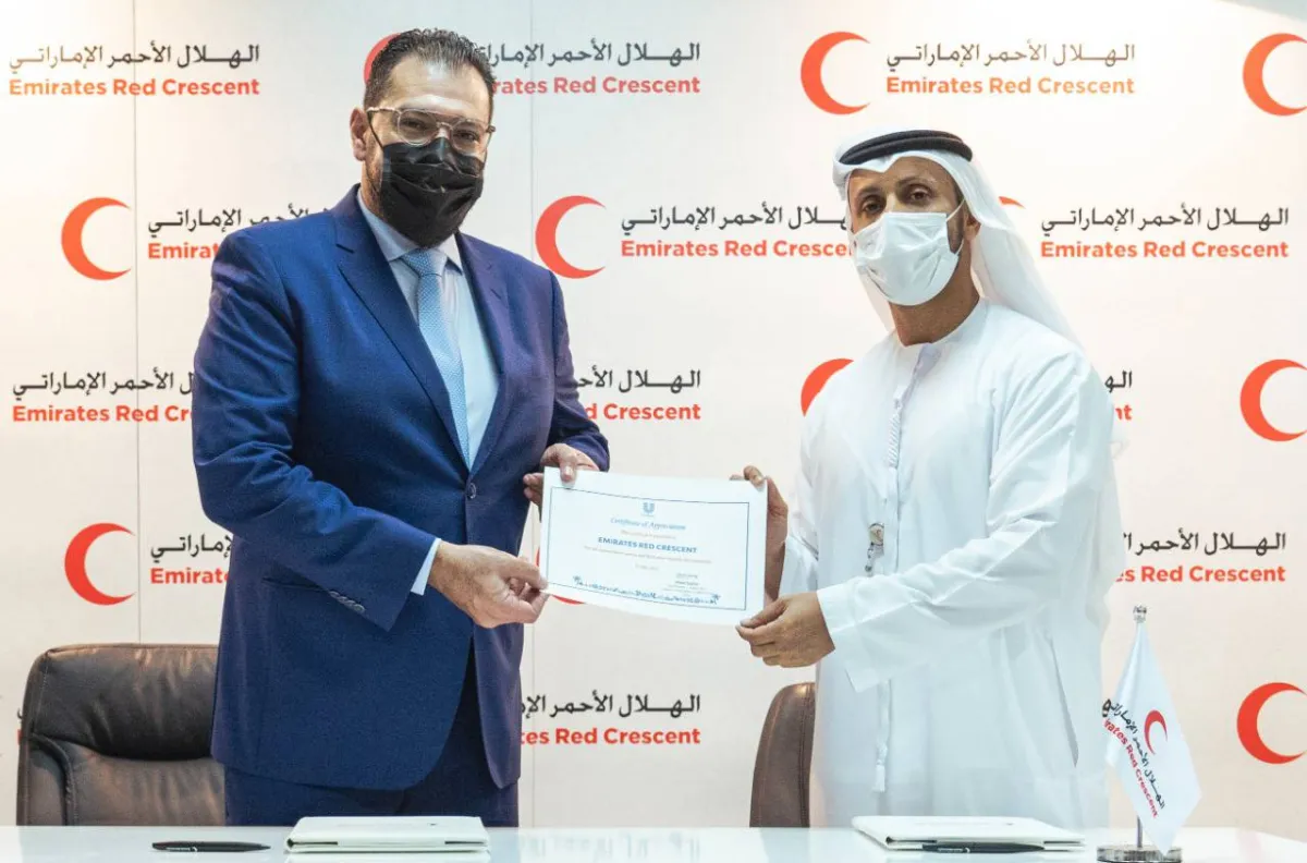 الهلال الأحمر الإماراتي ويونيليفر جلف يوقعان اتفاقية تعاون في المجال الإنساني. الصورة من "وام"