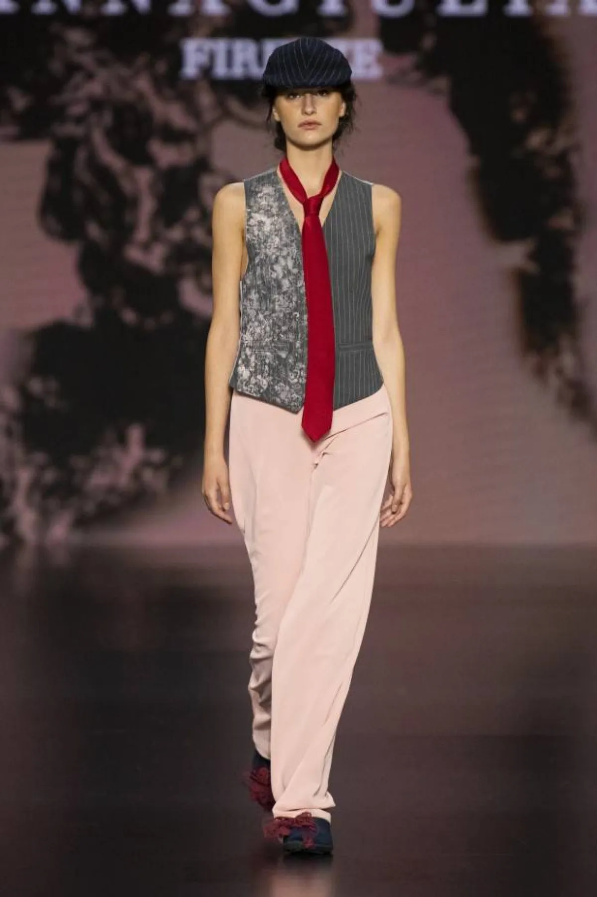 سترة رمادية مع سروال زهري وربطة عنق حمراء من أنا جوليا 