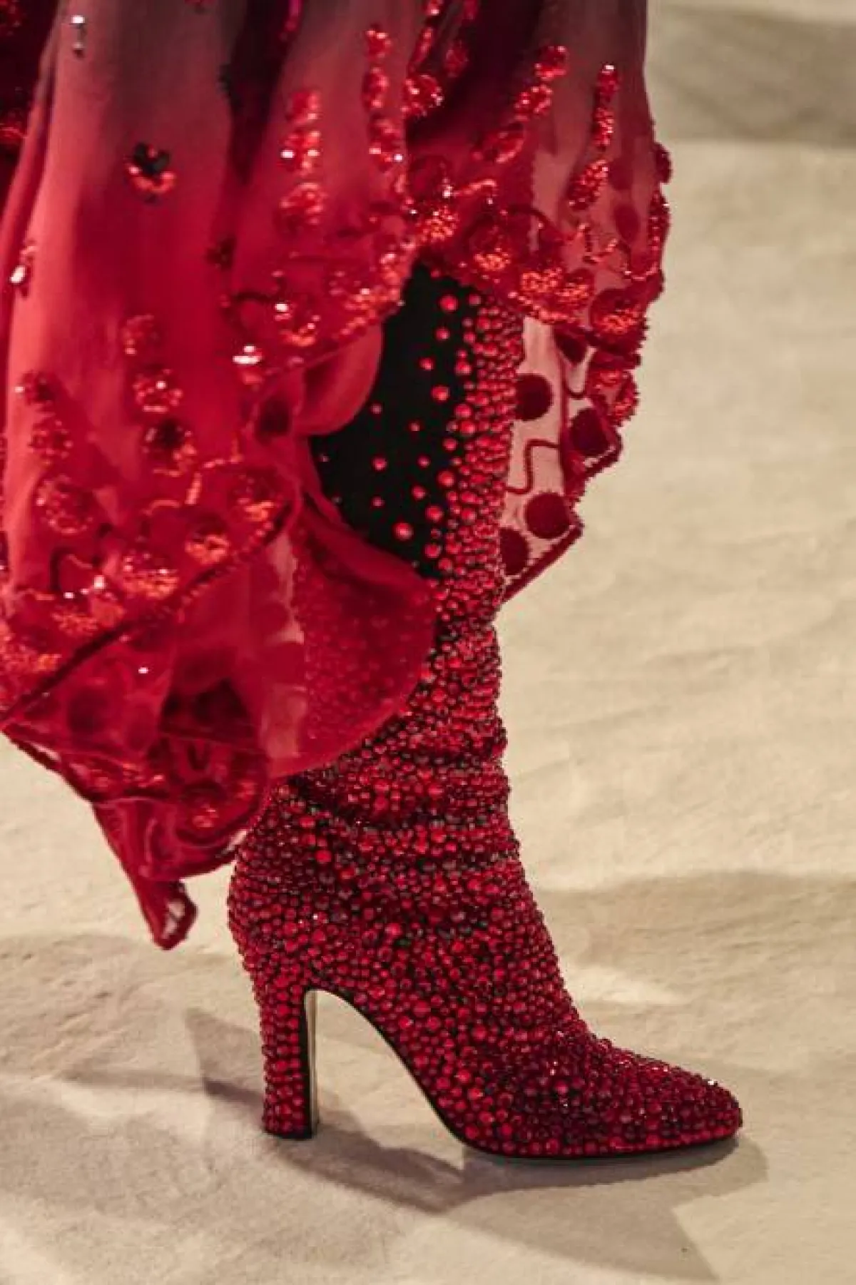 جزمة حمراء مرصعة بالكريستال الأحمر من الكسندر فوتييه 