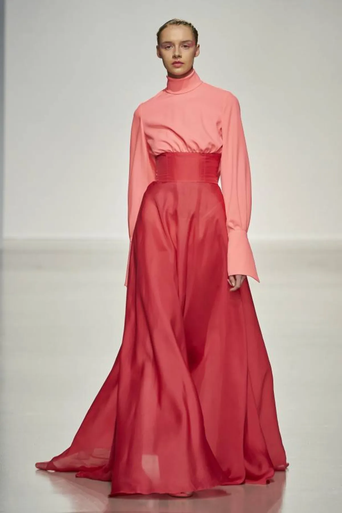 بلوزة زهرية وتنورة حمراء بقصة أميرية  من سيليا كريتاريوتي 