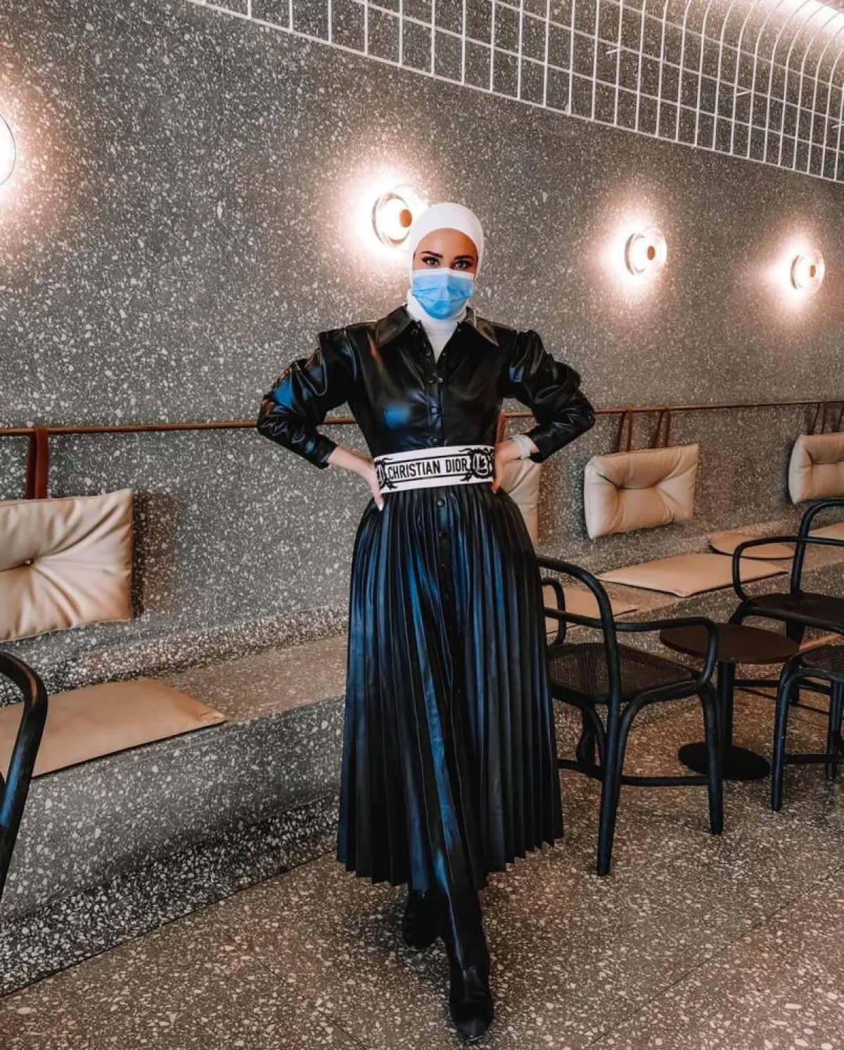 دلال الدوب بفستان جلد أسود وإيشارب أبيض