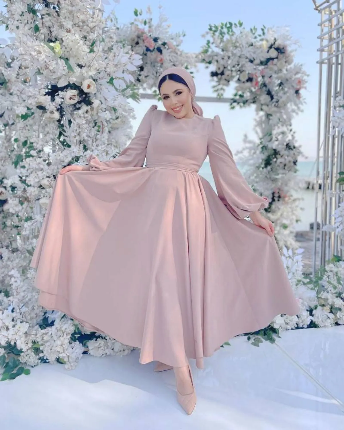 مي محمد بفستان سهرة وردي باستيل بتنورة بتصميم A line