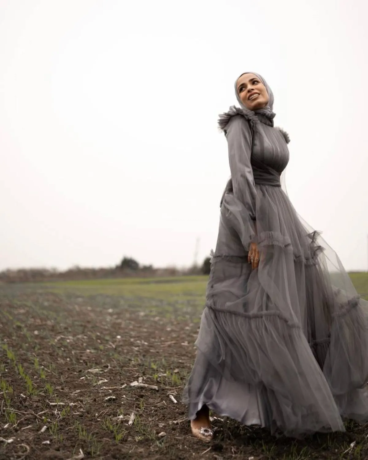 سمر شاكر بفستان سهرة تول رمادي بتصميم الكشكش