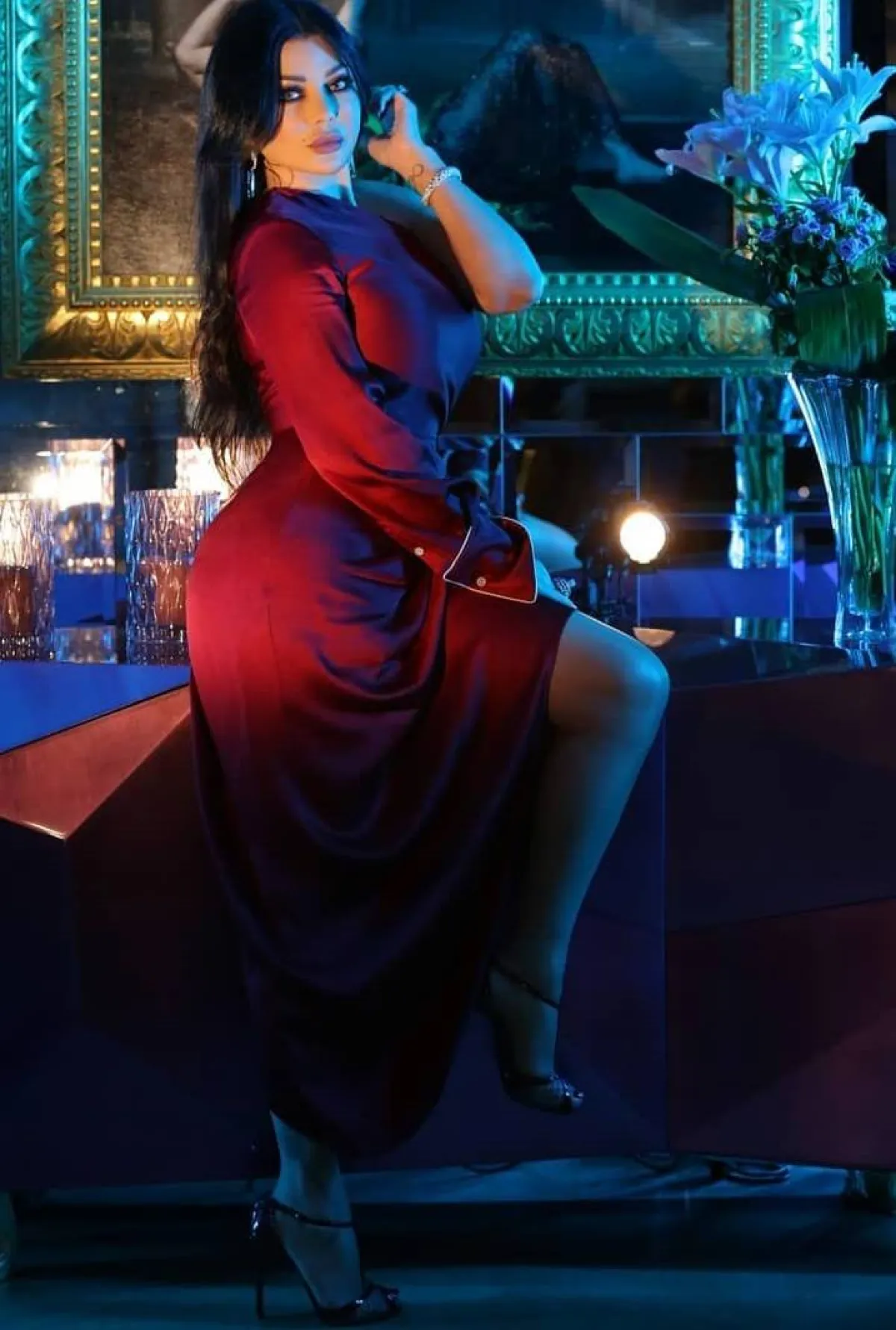 هيفاء وهبي بفستان وان شولدر باللون الأحمر مع حذاء من الجلد الأحمر