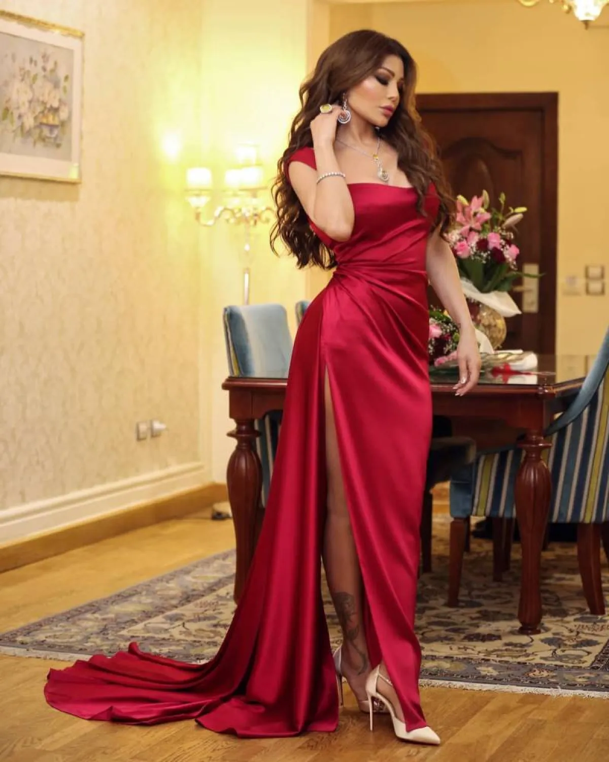 هيفاء وهبي بفتسان من الساتان الأحمر وحذاء من الجلد الأوف وايت