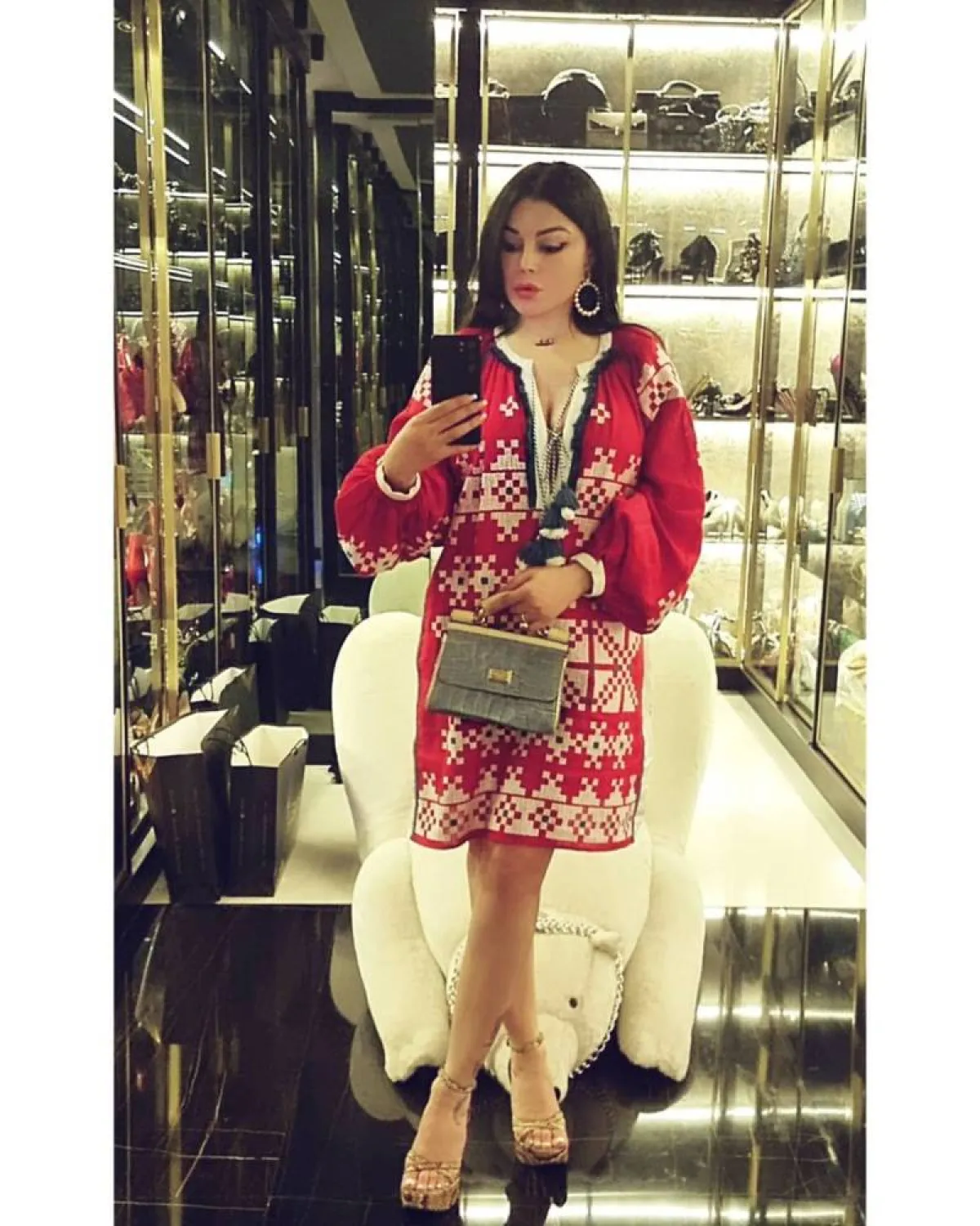 هيفاء وهبي بفستان قصير من الكريب باللون الأحمر مع حذاء باللون الذهبي