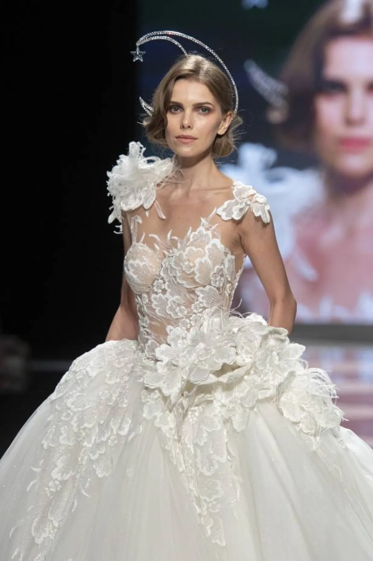 فستان زفاف بدون أكمام مع ورود كبيرة ثلاثية الأبعاد على الأكتاف والخصر، من  إيميليانو بينجاسي Emiliano Bengasi