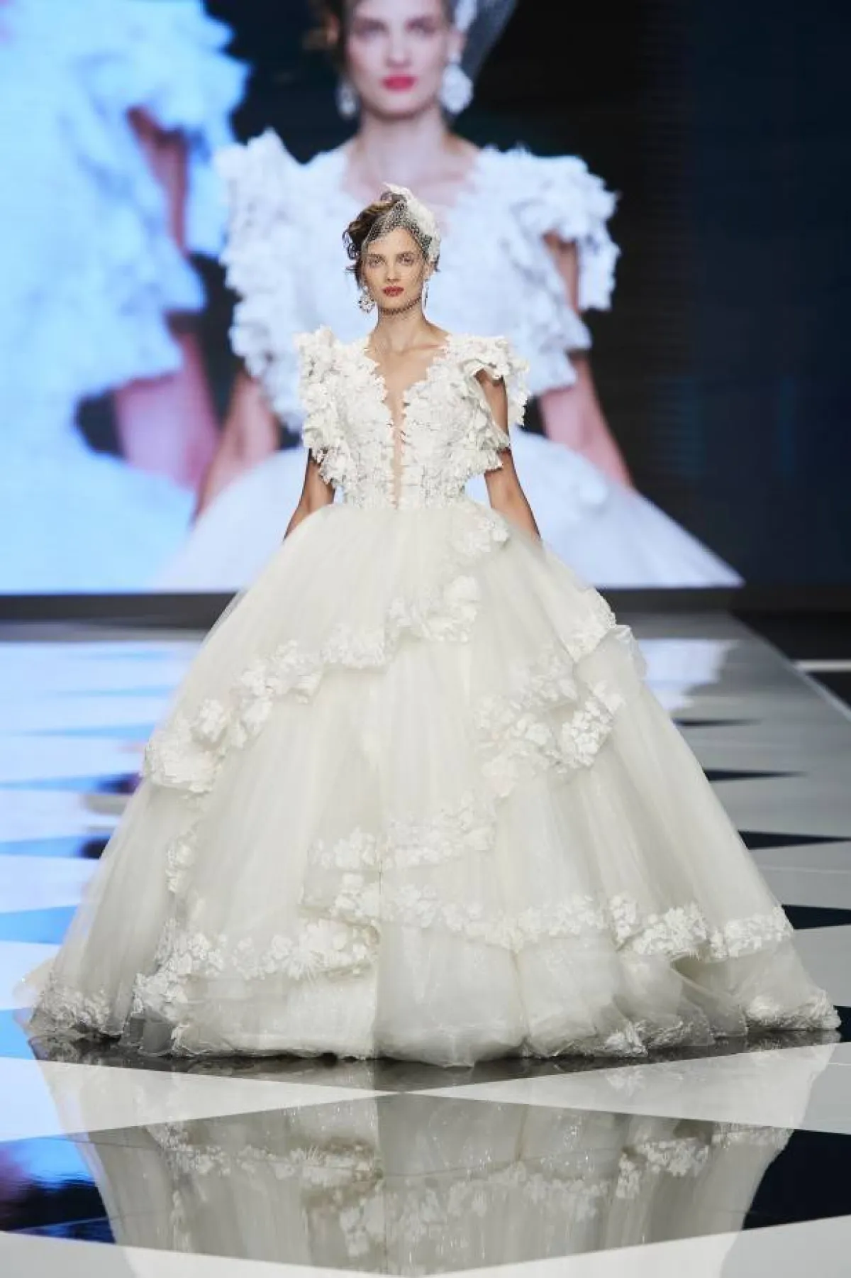 فستان زفاف بتنورة منفوشة بتوب بورود ثلاثية الأبعاد، من  من إيميليا كازابلانكا  Amelia Casablanca