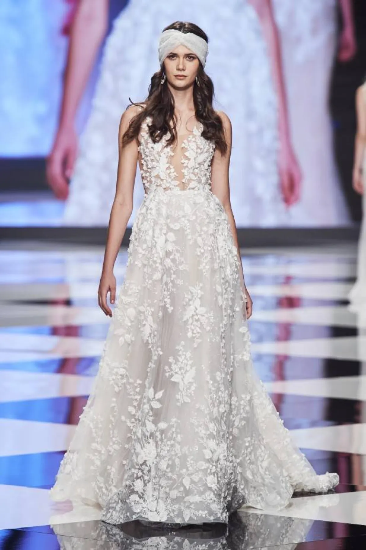 فستان زفاف بتوب بدون أكمام وتنورة طويلة مطرز بالورود ثلاثية الأبعاد، من من أجنيزكا سوياتلي  Agnieszka Swiatly