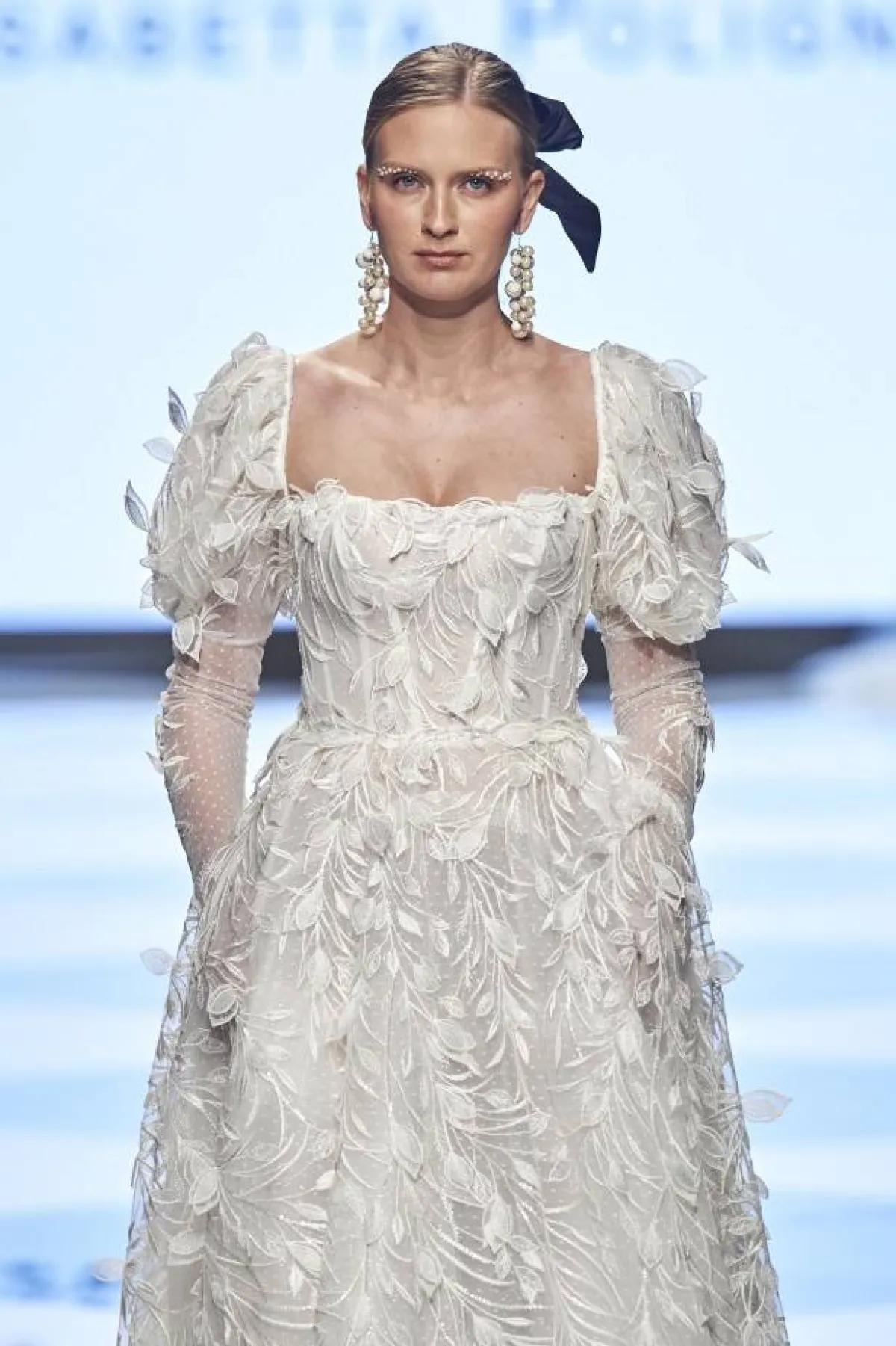 فستان زفاف بأكمام طويلة وأكتاف منفوخة بتطريز ورود ثلاثية الأبعاد، من إليزابيتا بولينانو Elisabetta Polignano