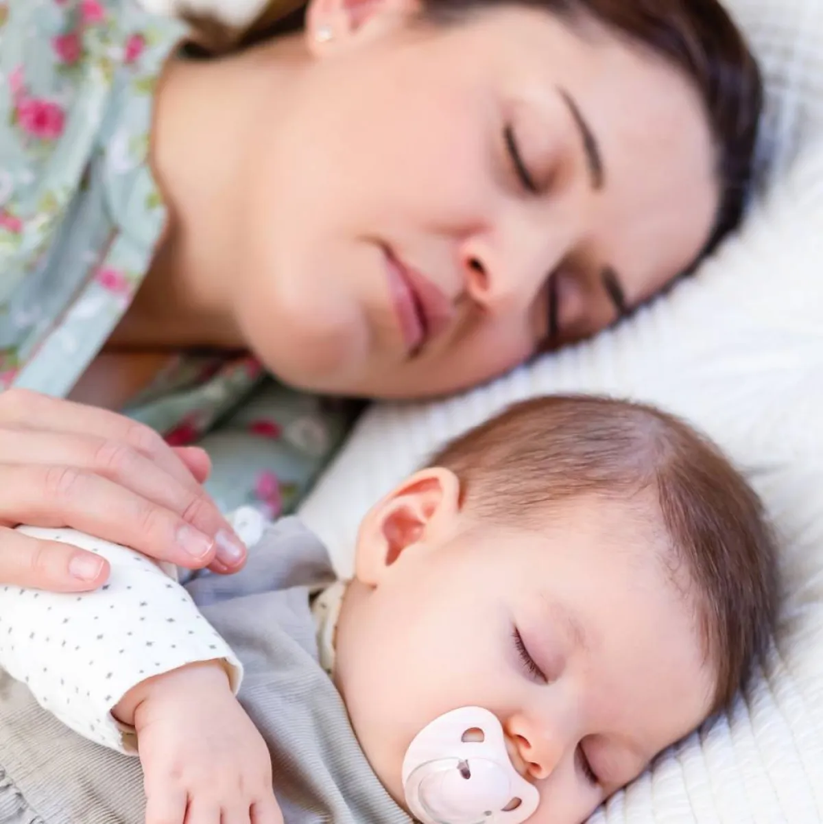 صورة لأم تبدو متعبة ومولودها