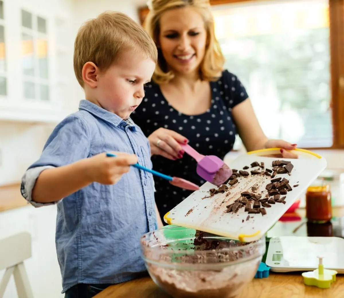 صورة لطفل يساعد أمه في المطبخ