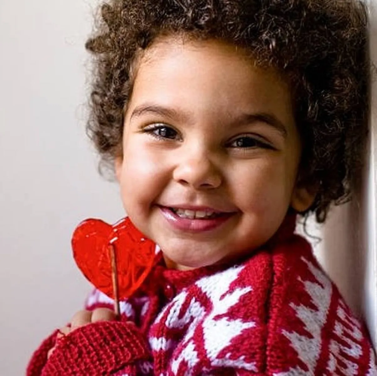 صورة لطفلة سعيدة بيوم الحب