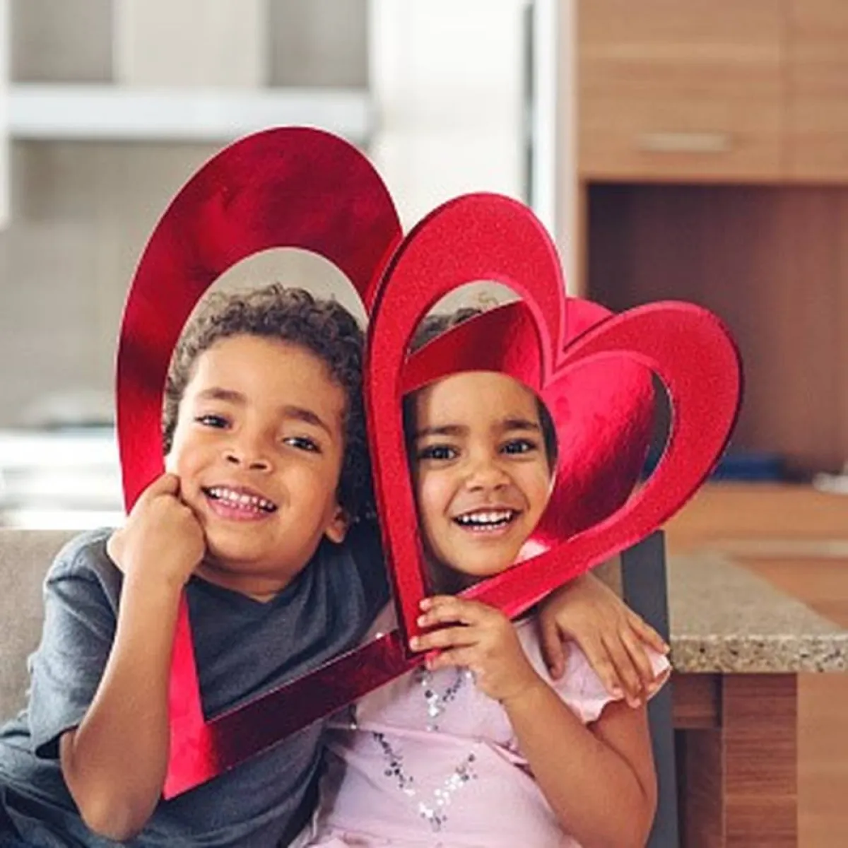 صورة لطفلين يمرحان بالقلوب الكرتونية