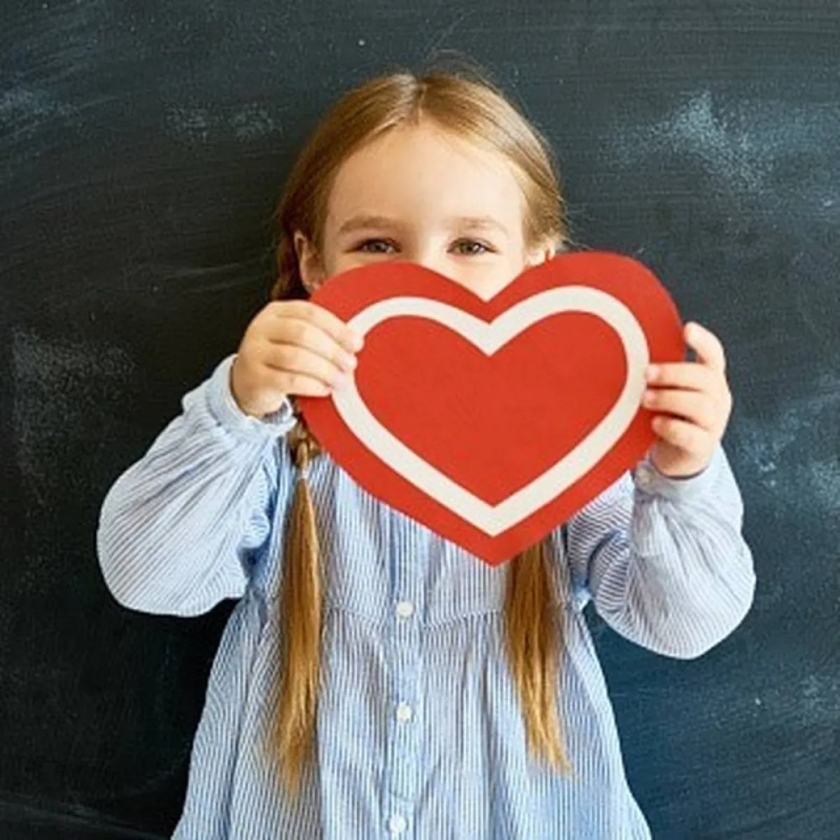 صورة لطفلة فرحانة بيوم الحب