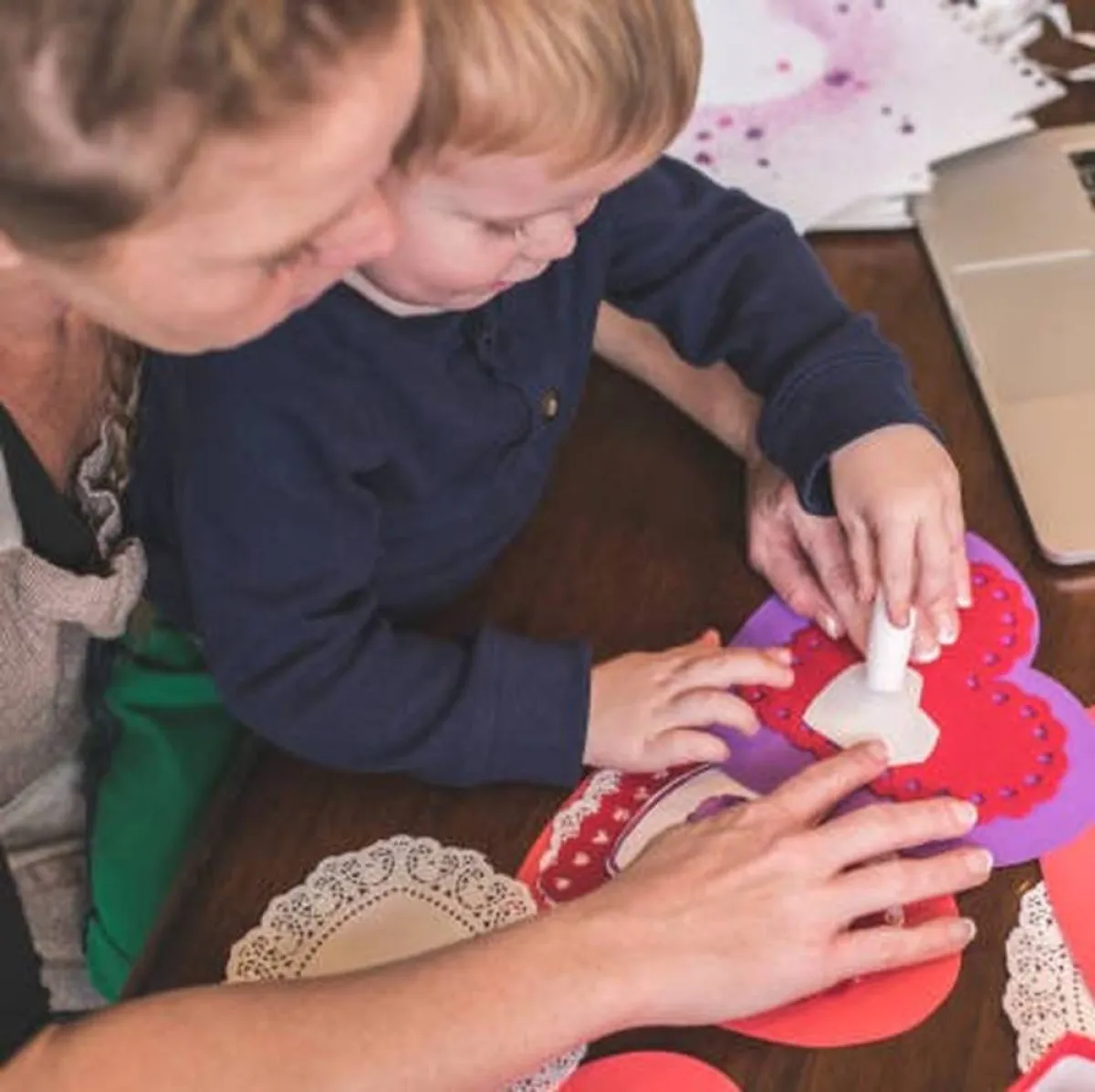 صورة لأم وطفلها