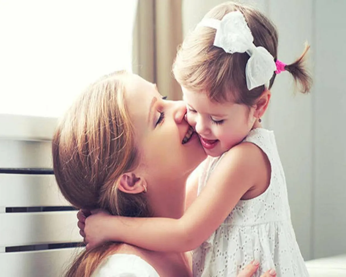 صورة لأم تقبل طفلها