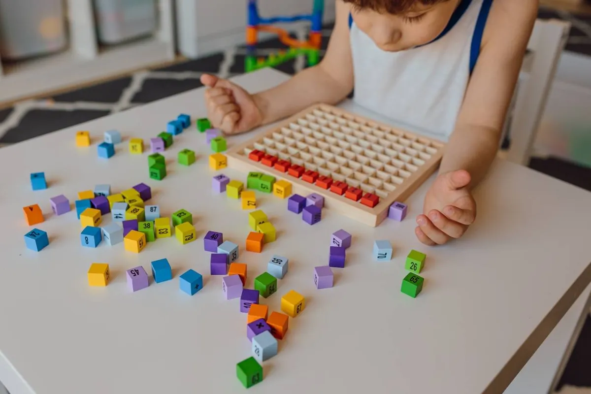 صورة لطفلة مع معلمة النطق