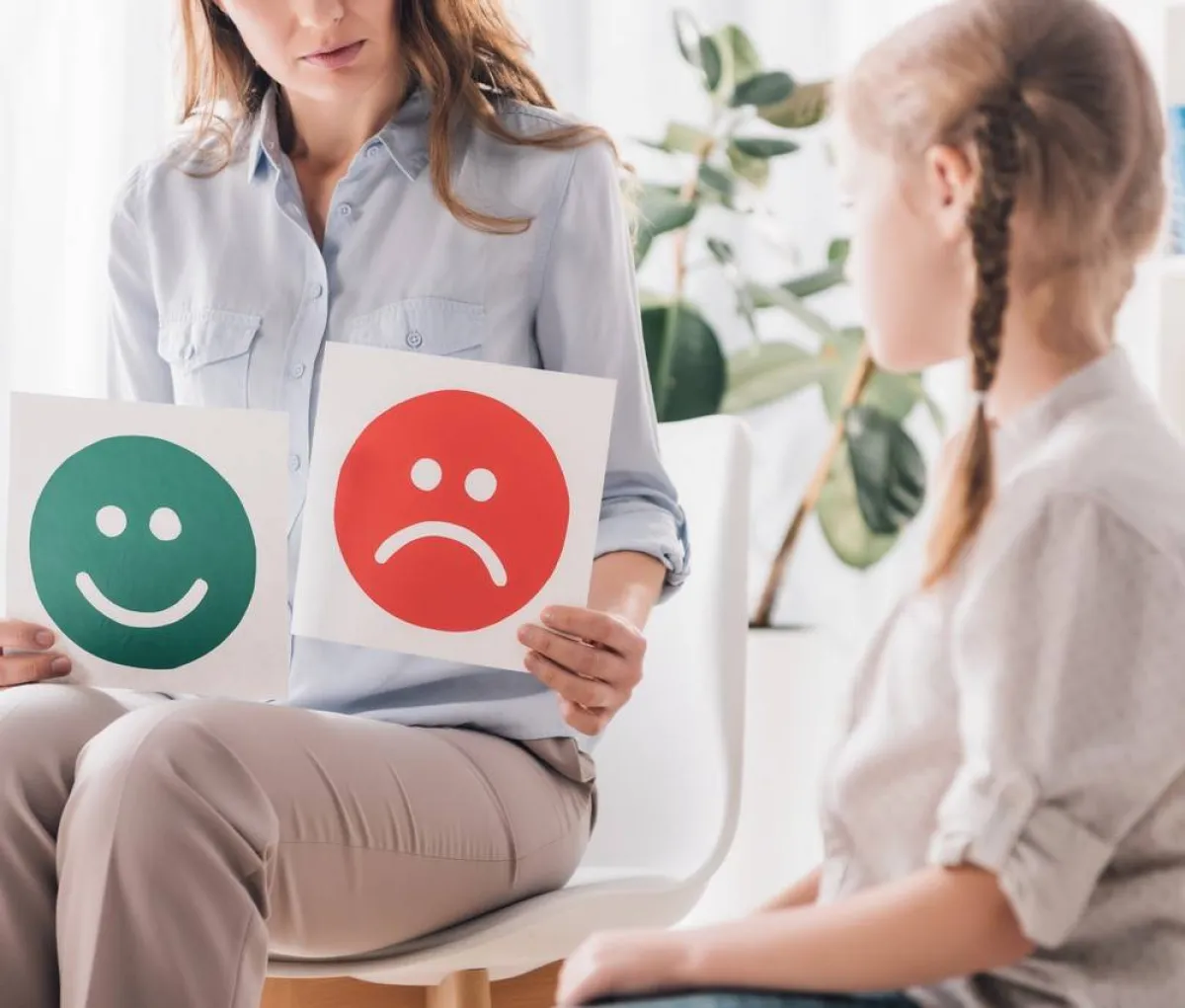 صورة لتعليم طفلة مصابة بالتوحد